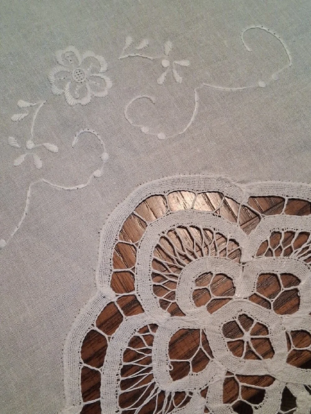 Vintage Hand stitched Elegant White Cutwork Lace Tablecloth for Home Dining